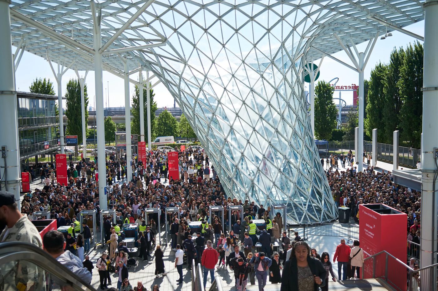 Besucher auf dem Salone del Mobile 2024 in Fiera Milano Rho, aus der Reportage für Archiproducts.