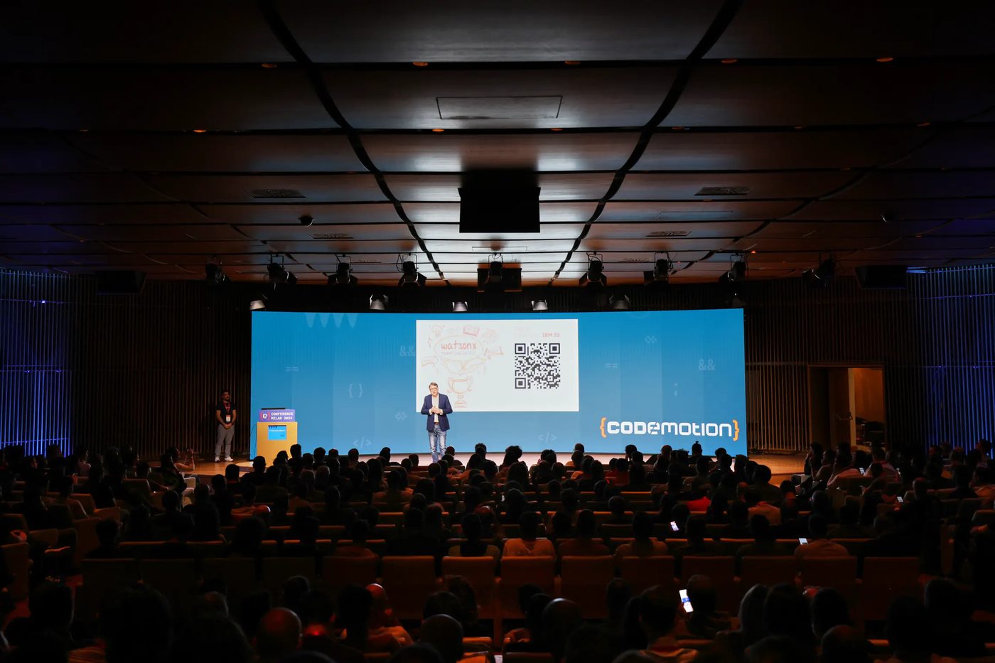 Die Konferenz Codemotion 2024: Bühne, Vorträge und Publikum.