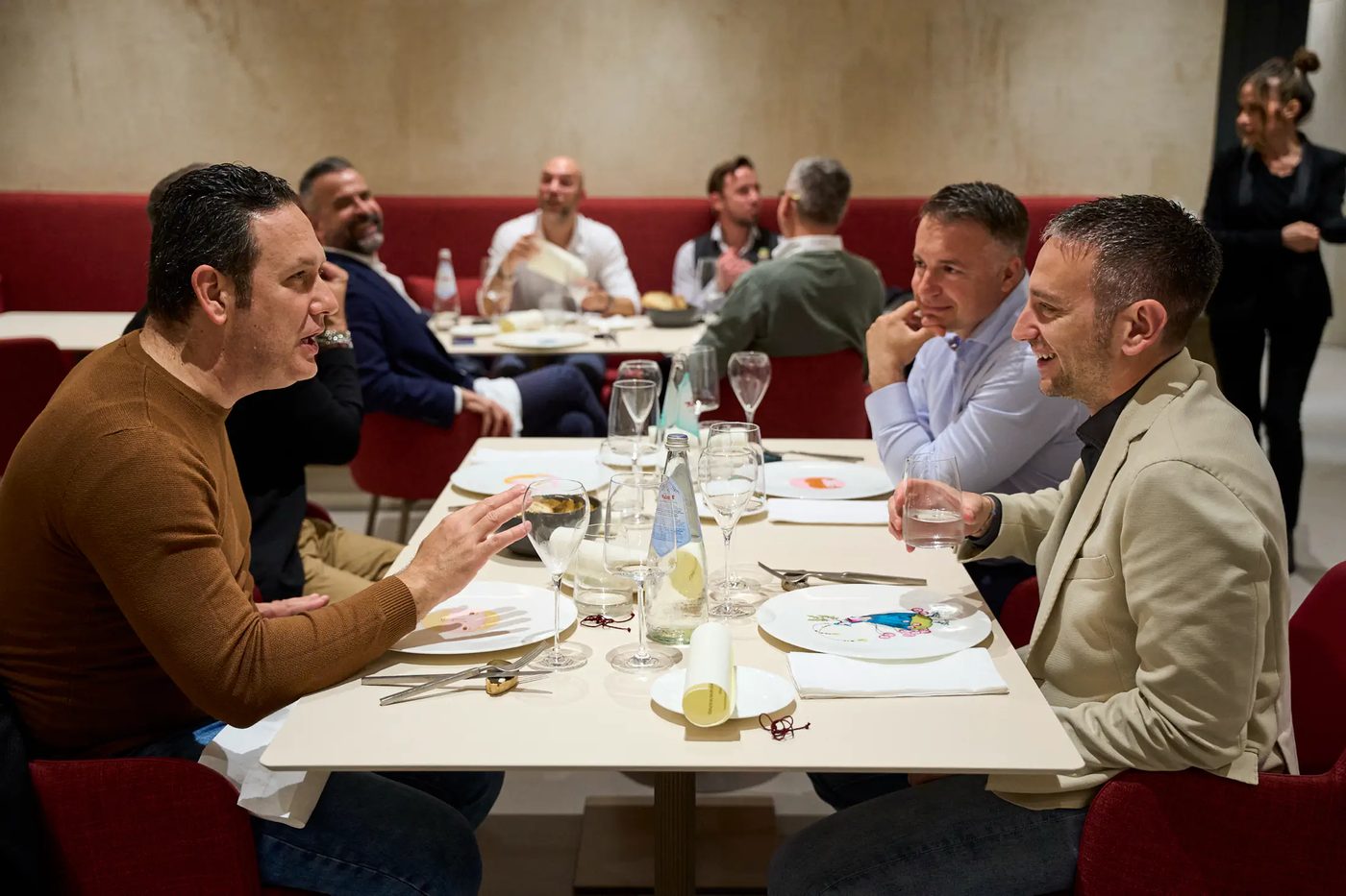 Geselligkeit beim Abendessen im FATA Ristorante in Triuggio.
