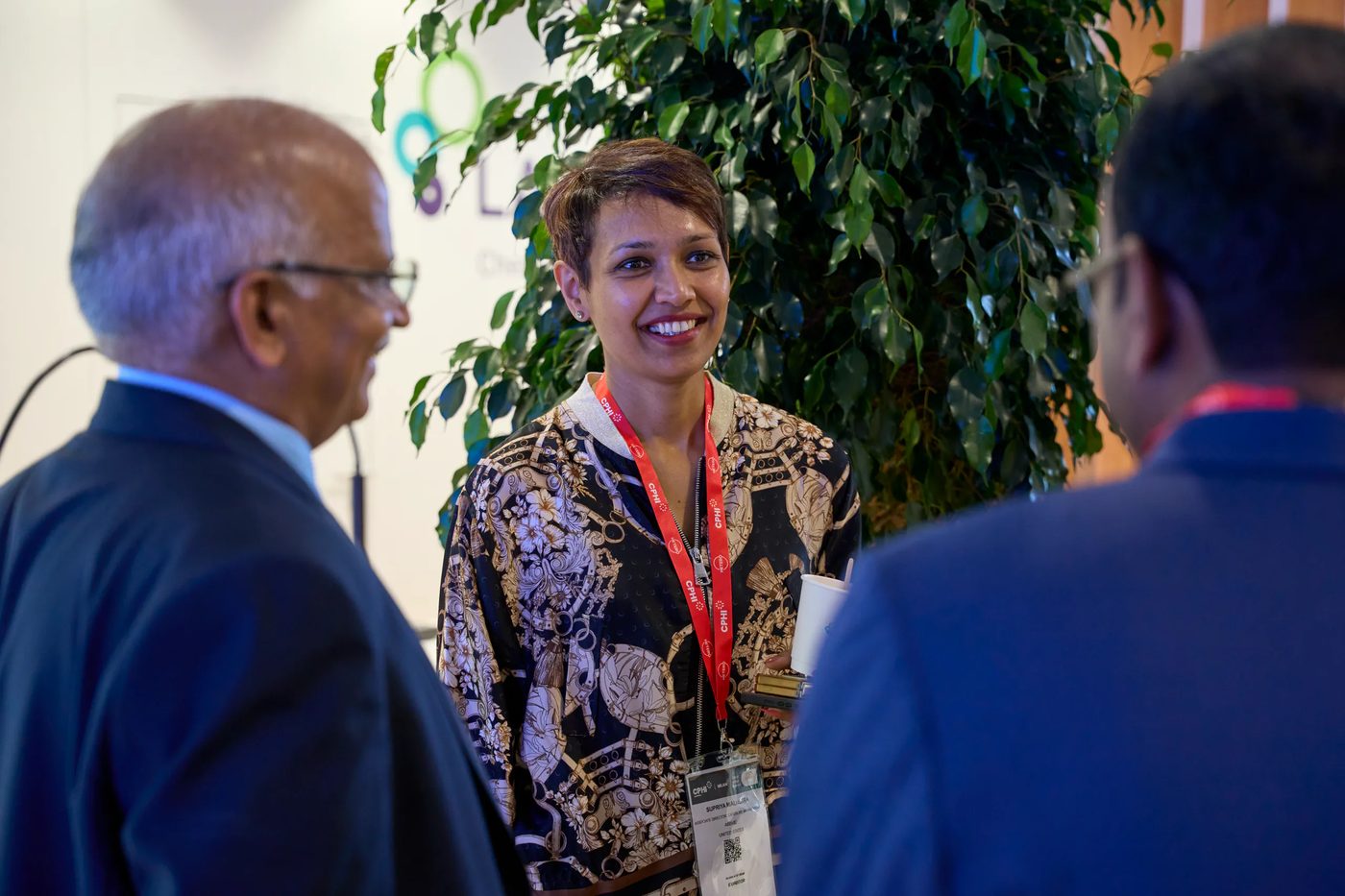 Gespräche mit Gästen am Messestand von Laurus Labs während der CPHI 2026.