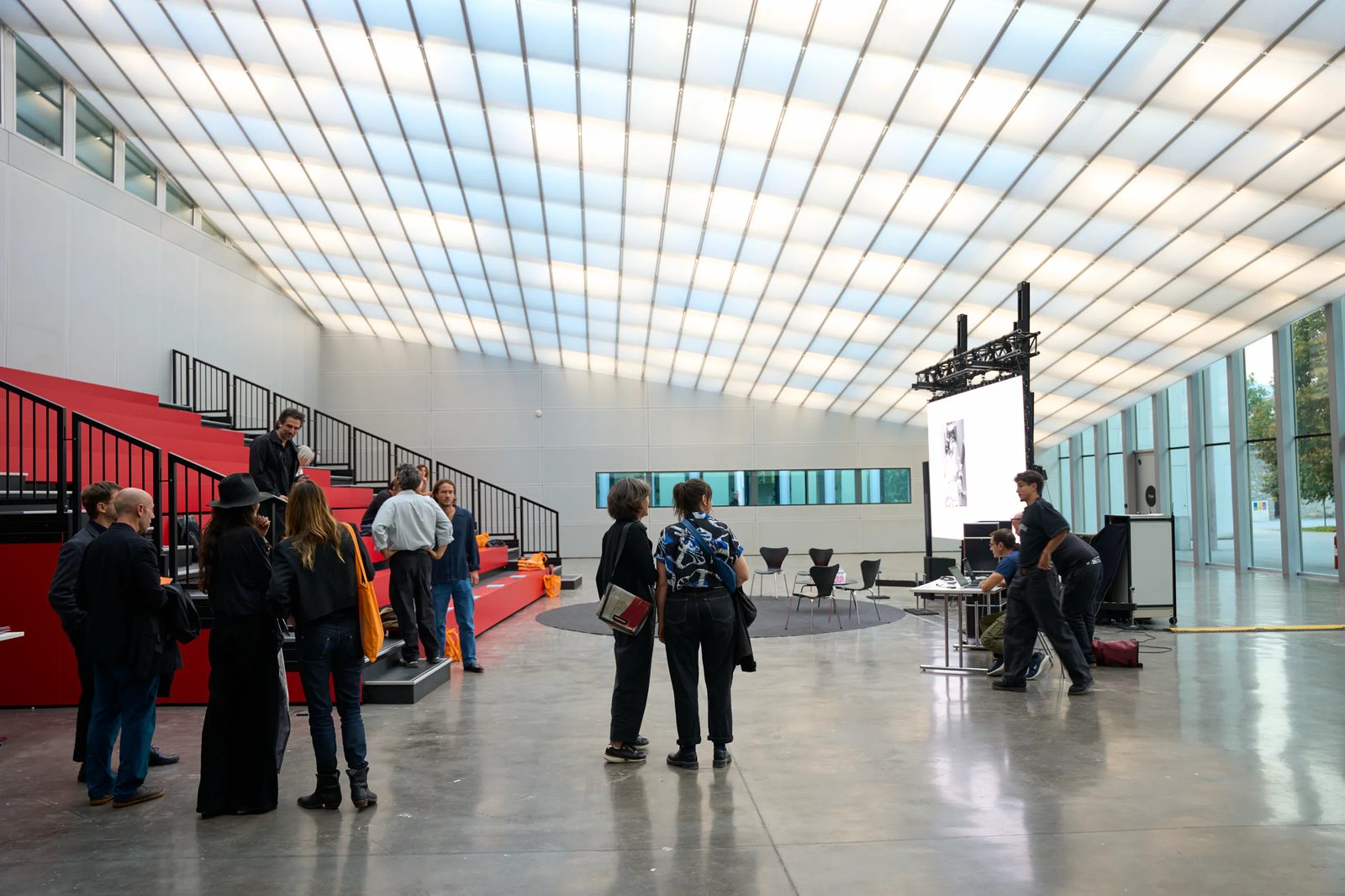 Incontri sotto il soffitto luminoso dell’Accademia