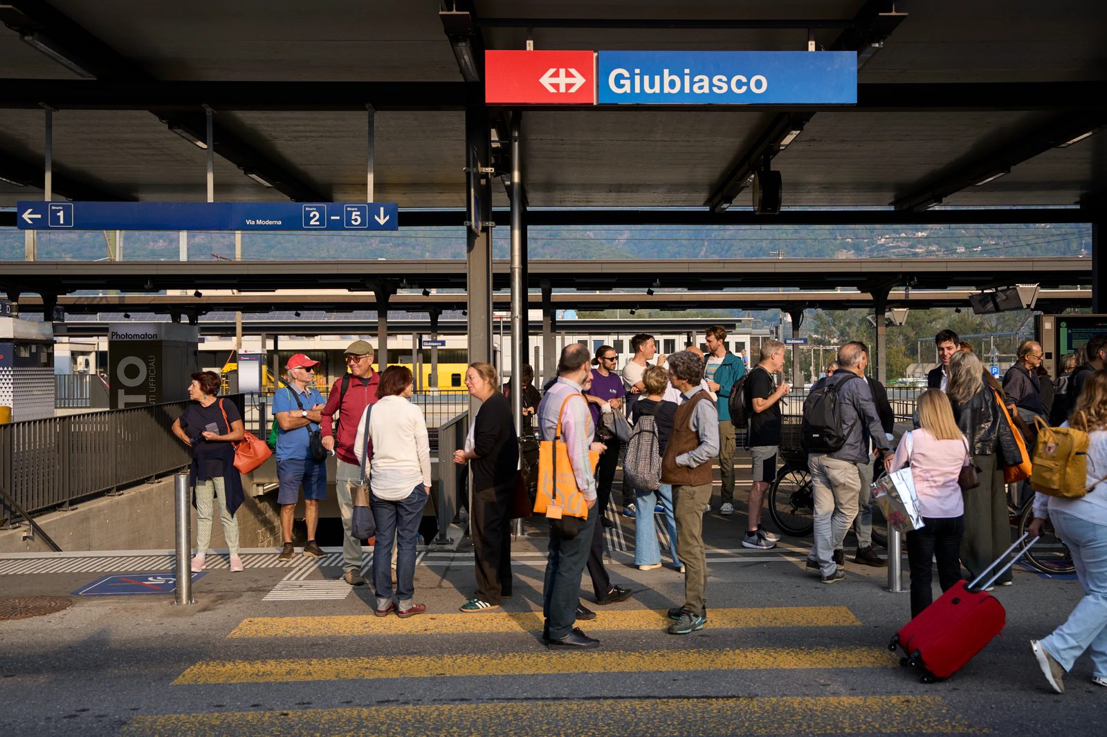 Partecipanti alla partenza della passeggiata alla stazione di Giubiasco