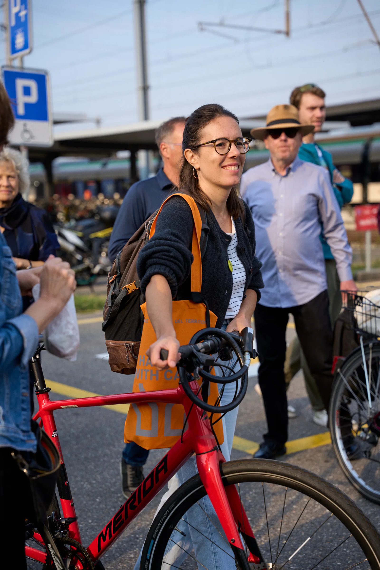 Partecipante con una bicicletta durante la passeggiata