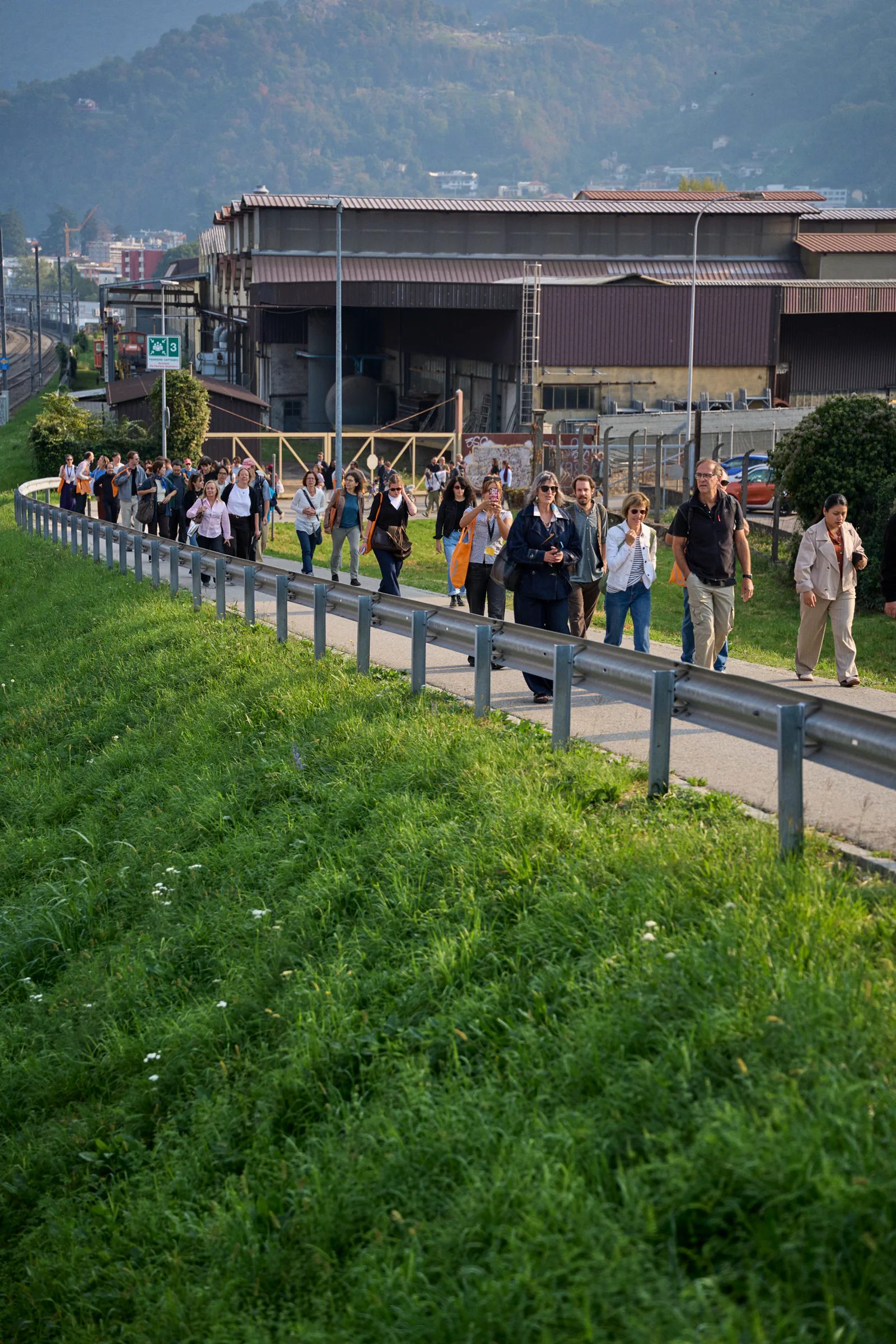 Gruppo in cammino tra gli spazi urbani