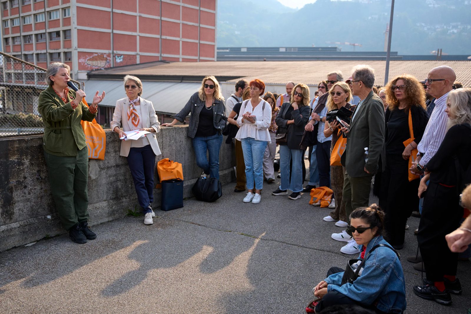Sosta e confronto durante la passeggiata urbana