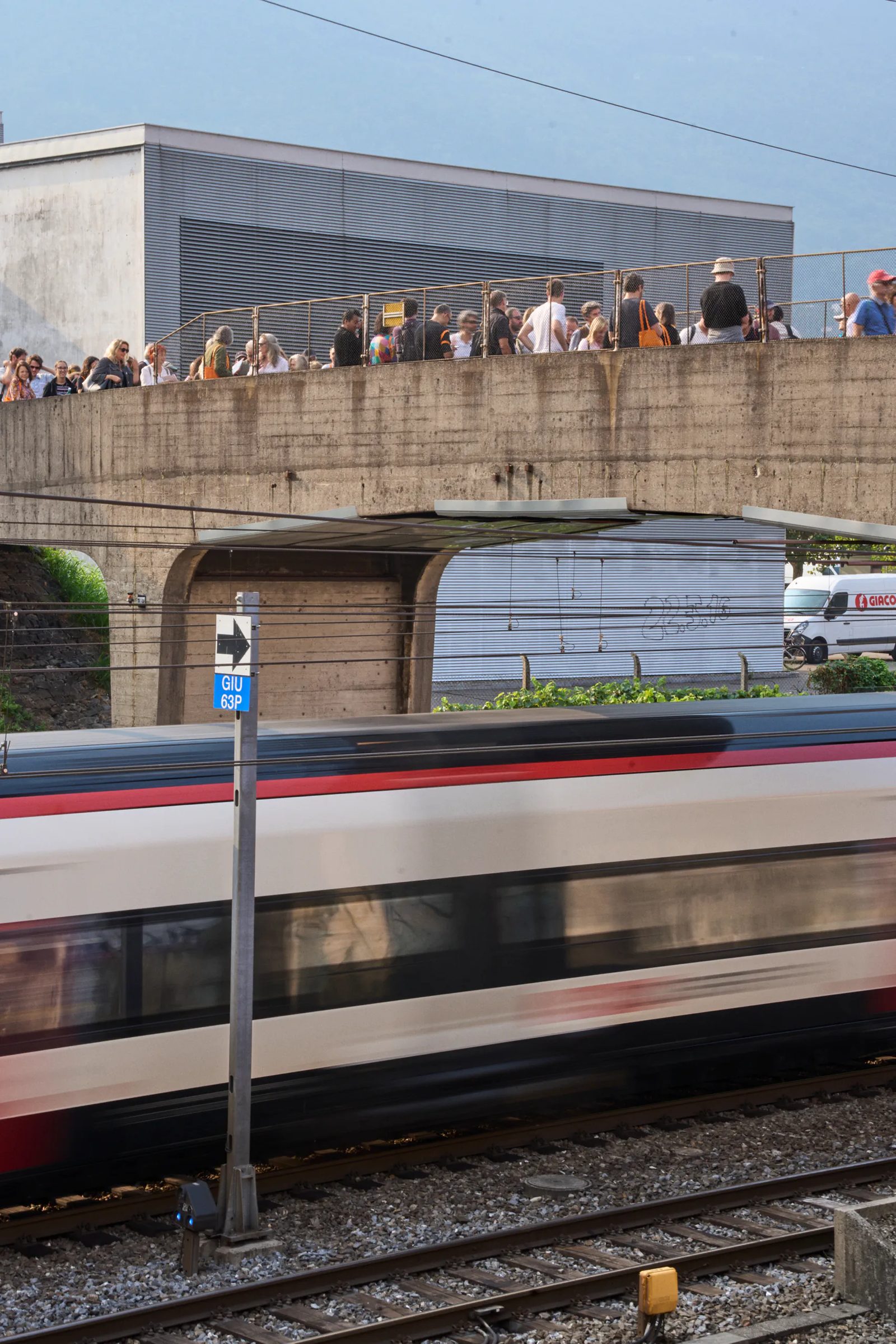 Partecipanti su un ponte sopra i binari
