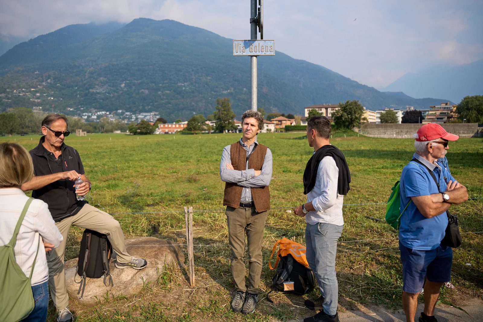 Conversazione all’aperto con le montagne sullo sfondo