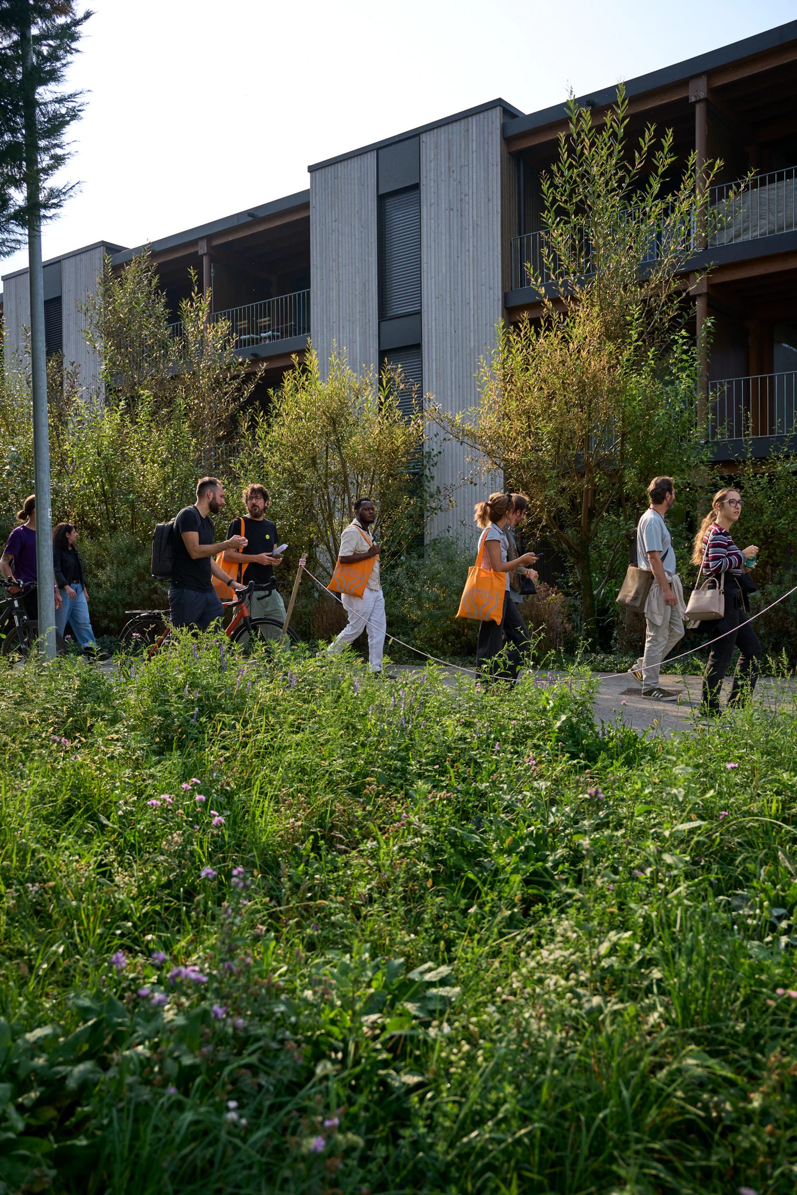 Partecipanti tra vegetazione e architettura