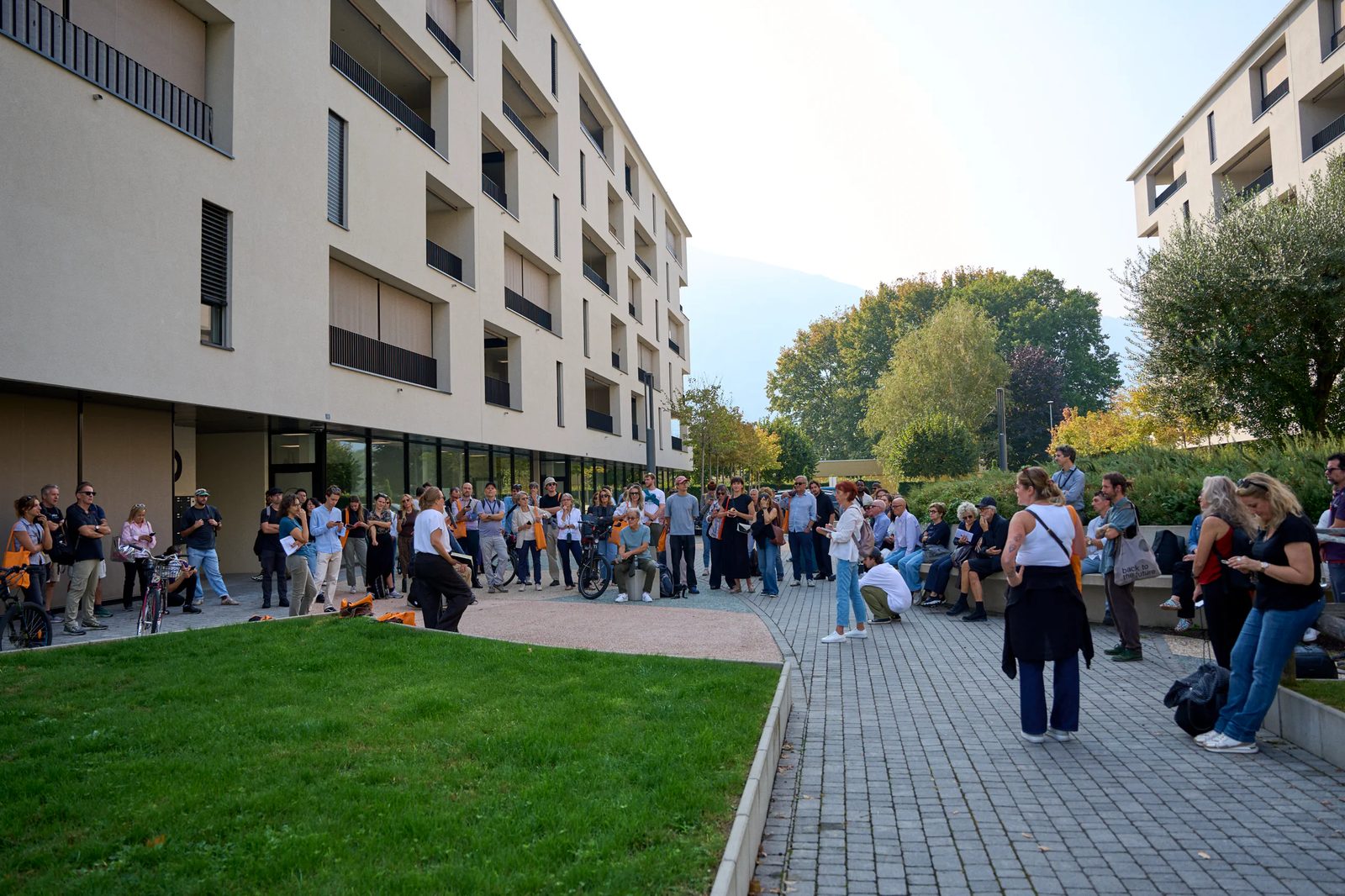 Gruppo riunito davanti a un edificio residenziale