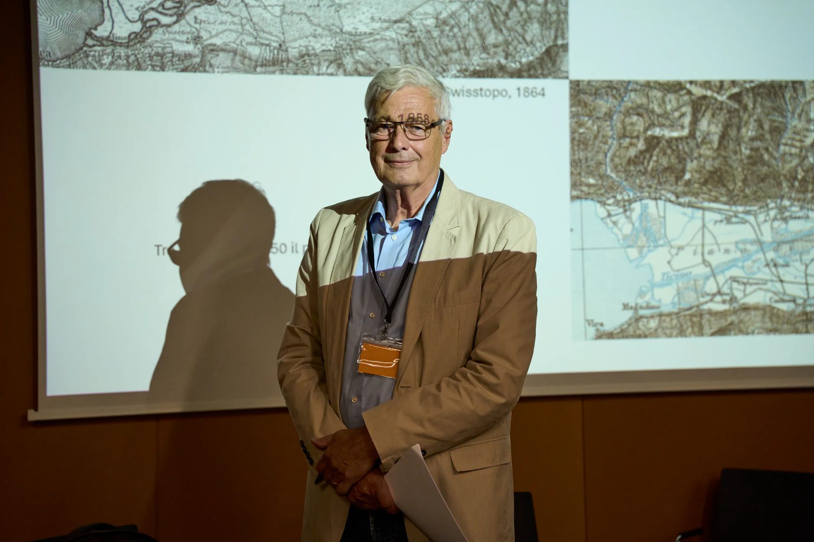 Intervento al microfono davanti a una proiezione