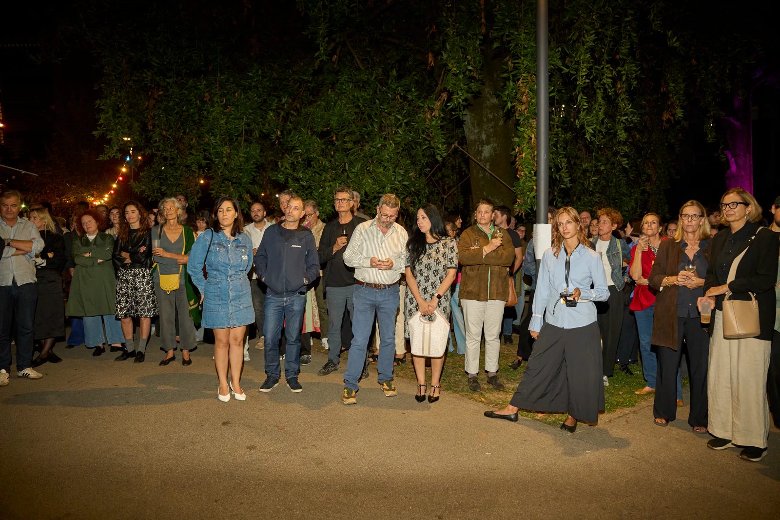 Gruppo riunito nel parco durante l’inaugurazione