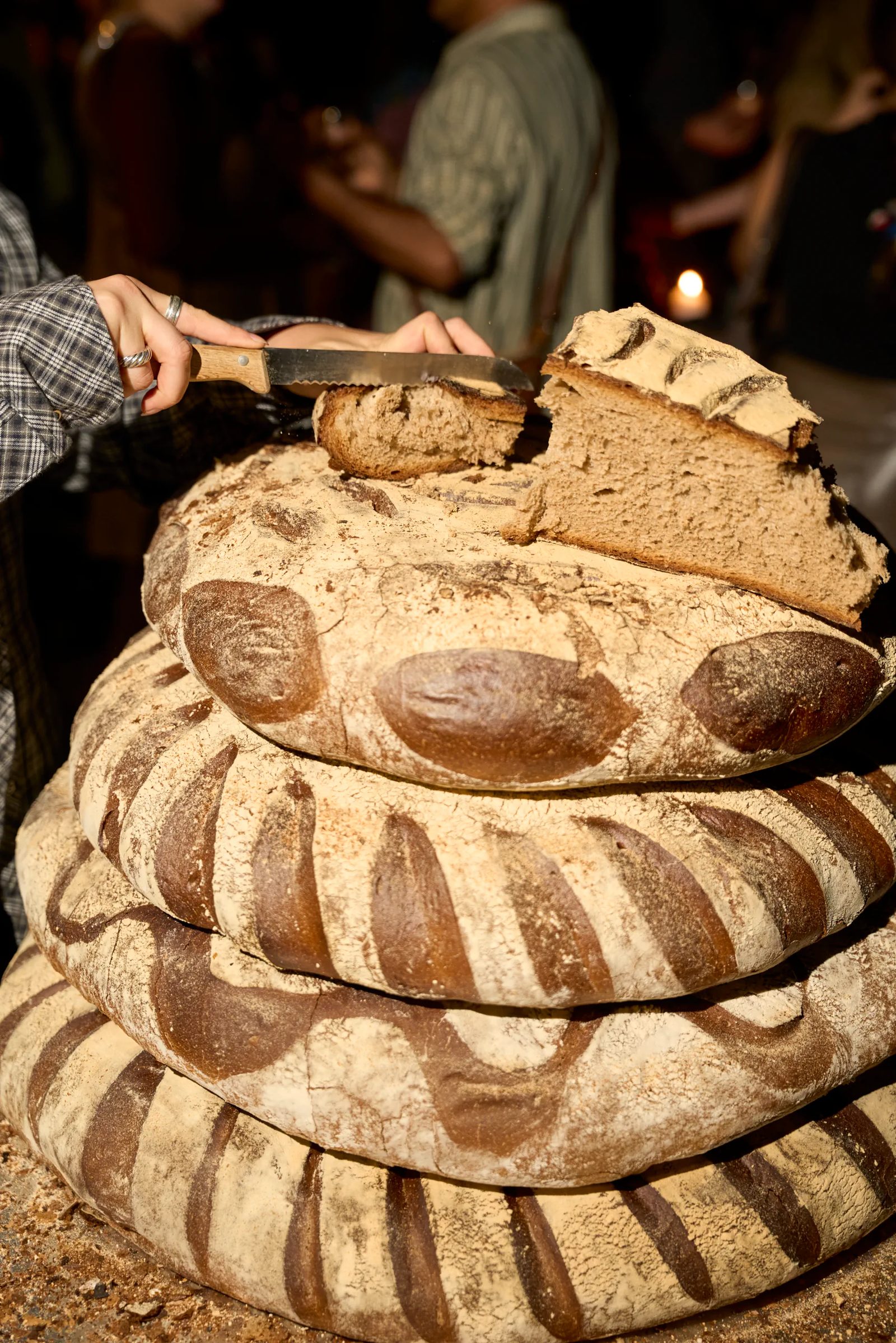 Pane disposto su una struttura durante la serata