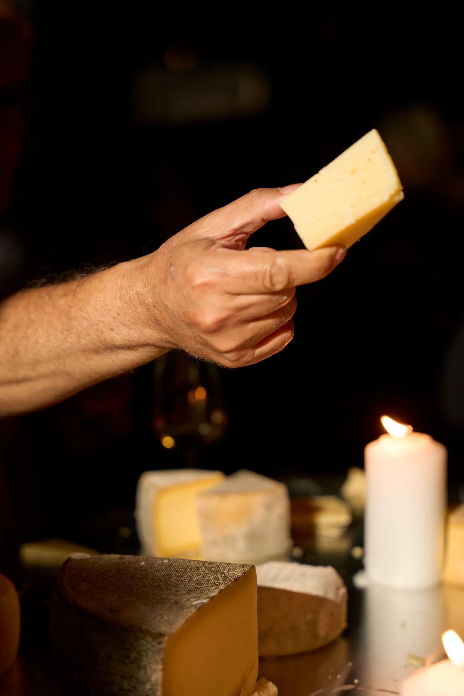 Mani, formaggio e candele durante un momento conviviale