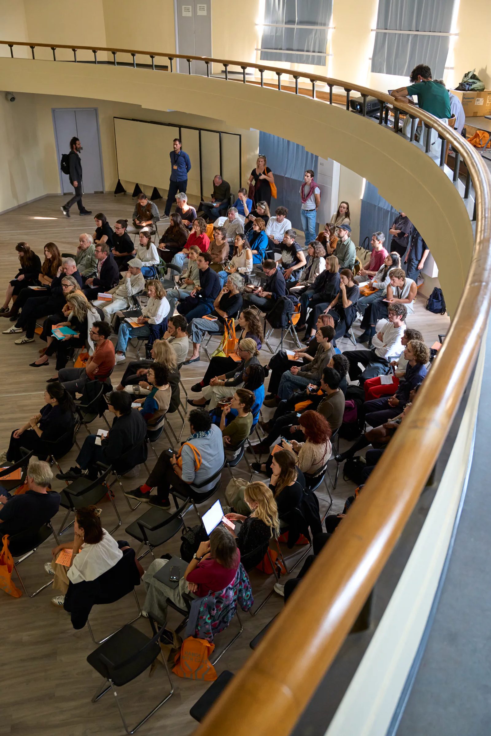 Pubblico nella sala del simposio visto dall’alto