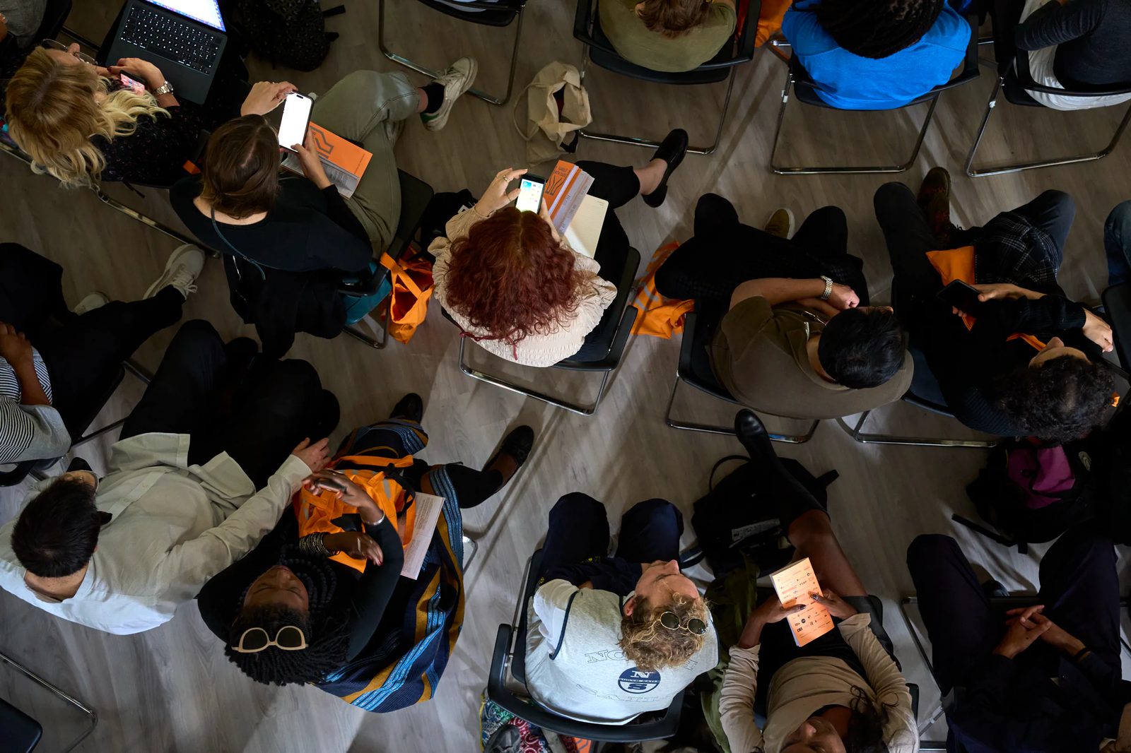 Partecipanti al simposio osservati dall’alto