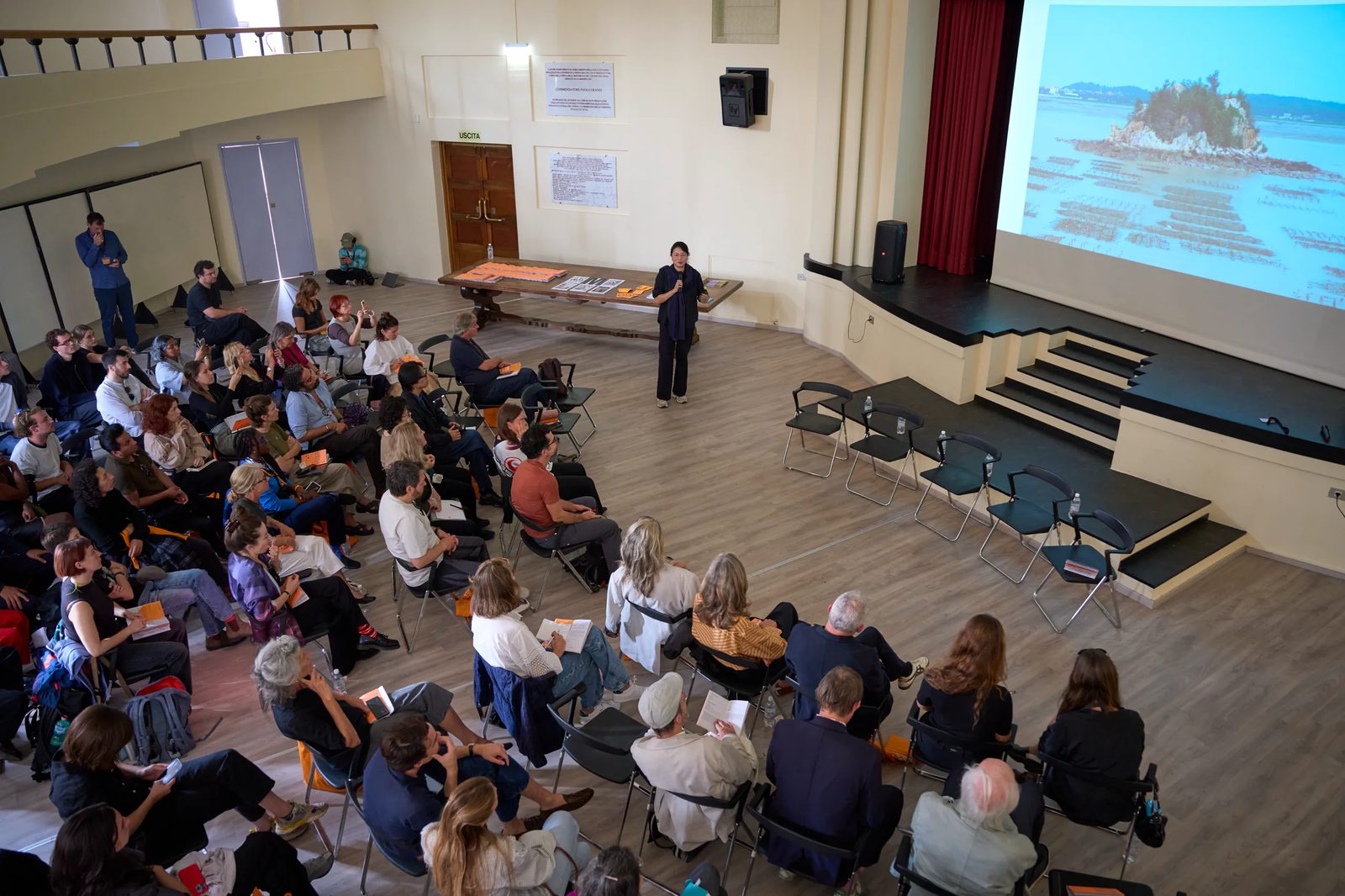 Relatore e pubblico durante un incontro a Lugano