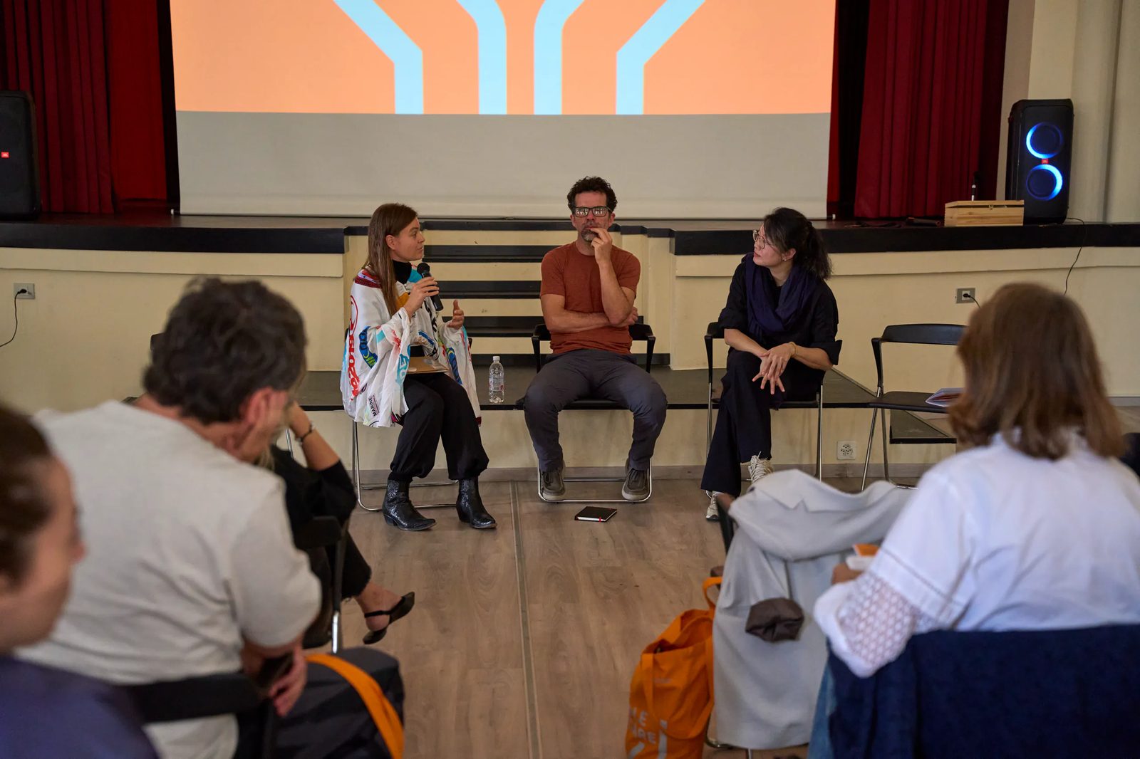 Conversazione sul palco davanti al pubblico