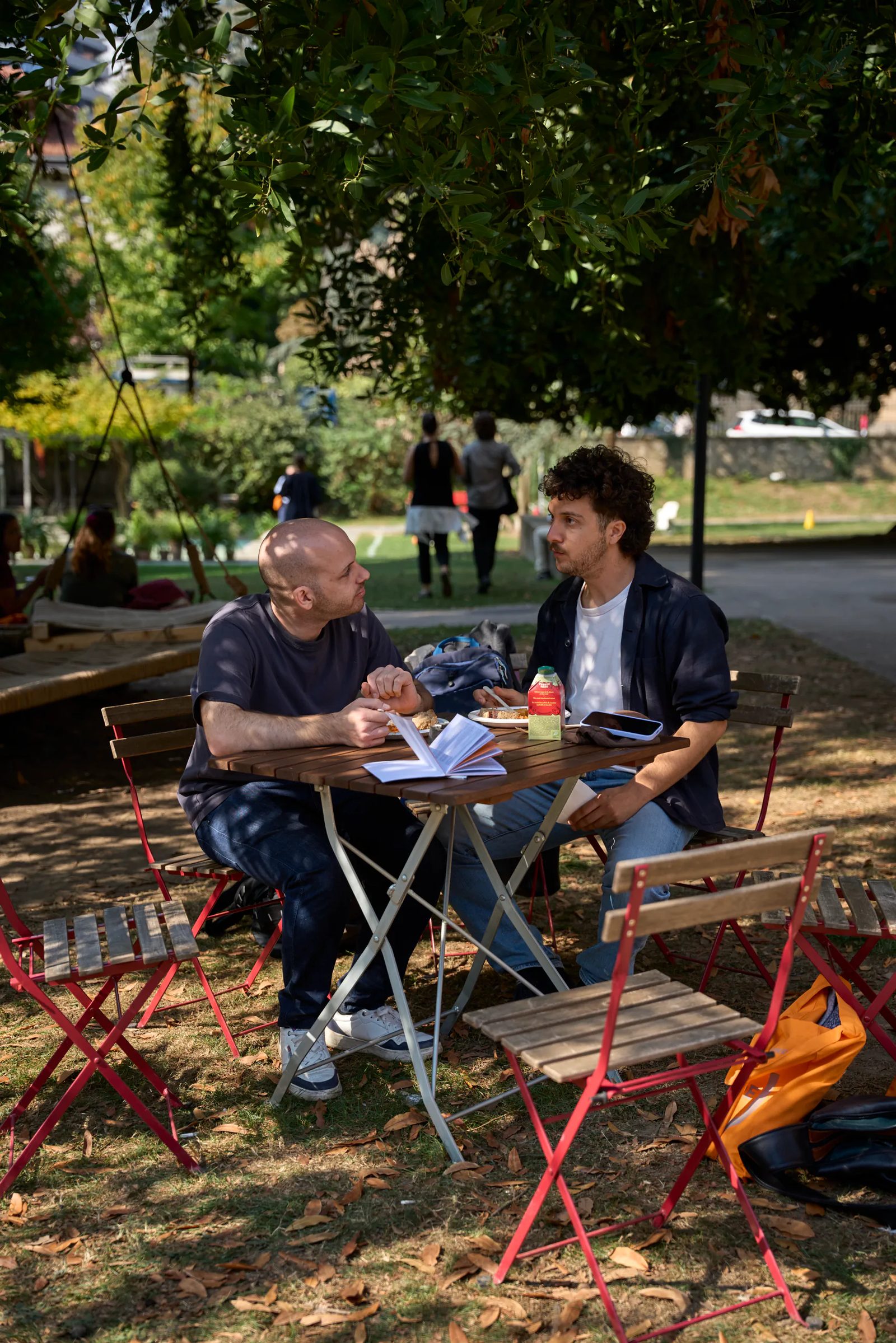 Conversazione a un tavolo nel parco