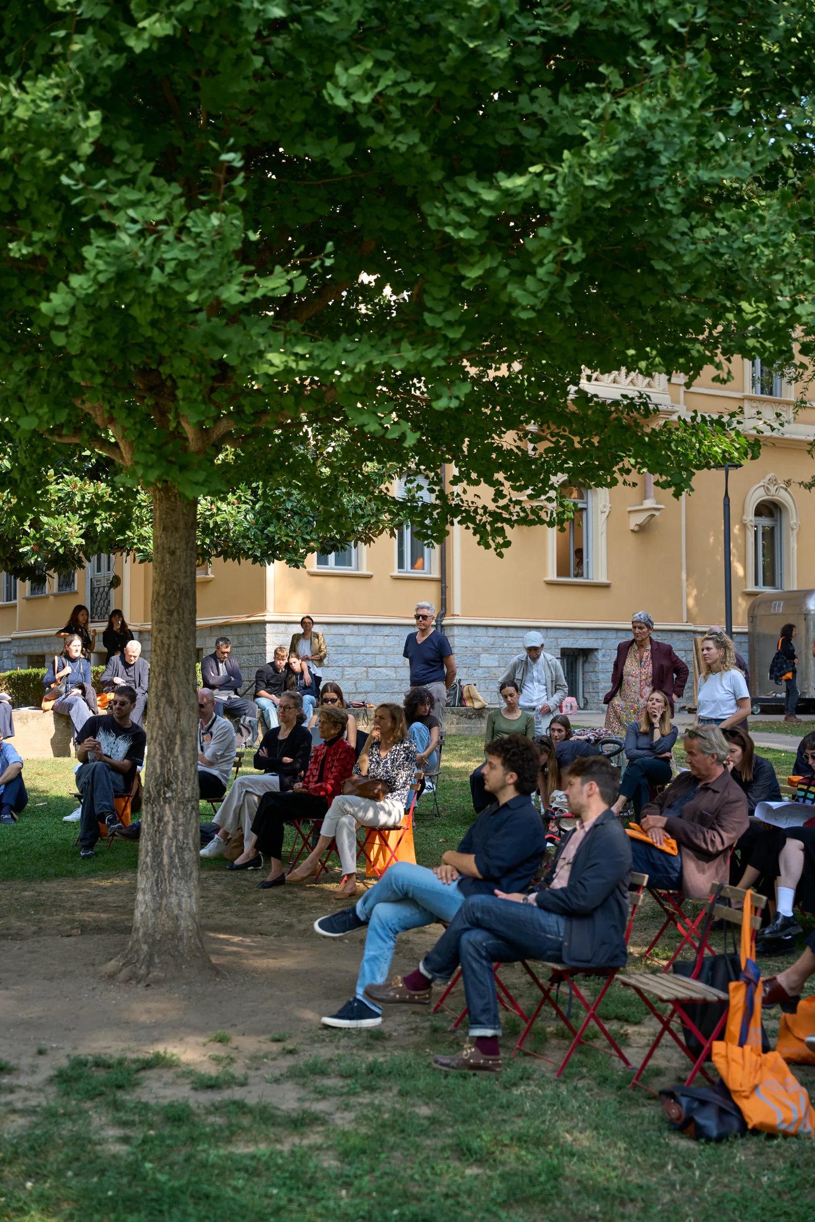 Pubblico tra gli alberi e le installazioni