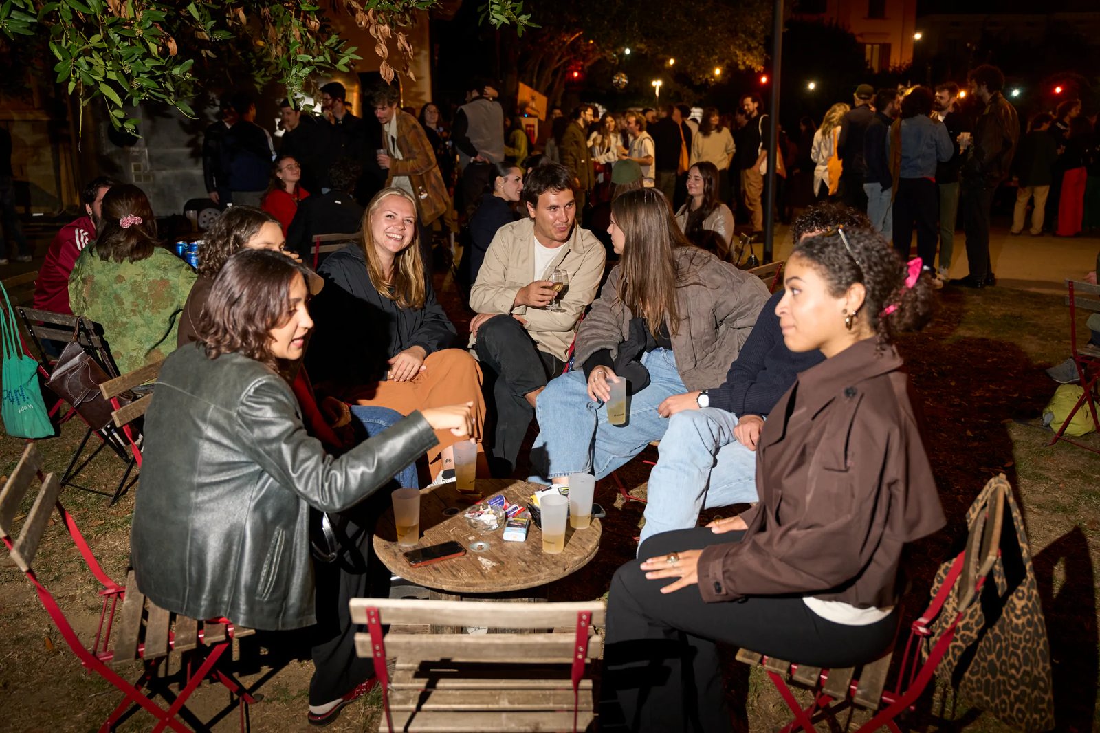 Incontri conviviali ai tavoli durante la serata