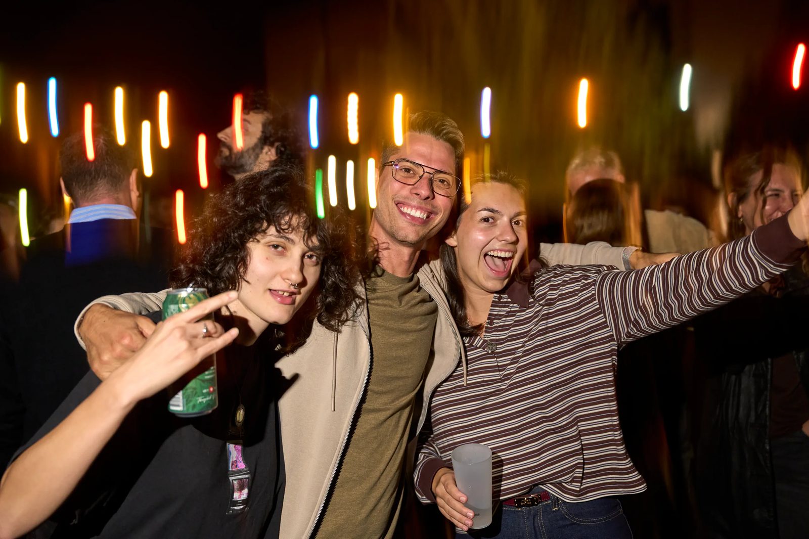 Partecipanti sorridenti sotto le luci della festa