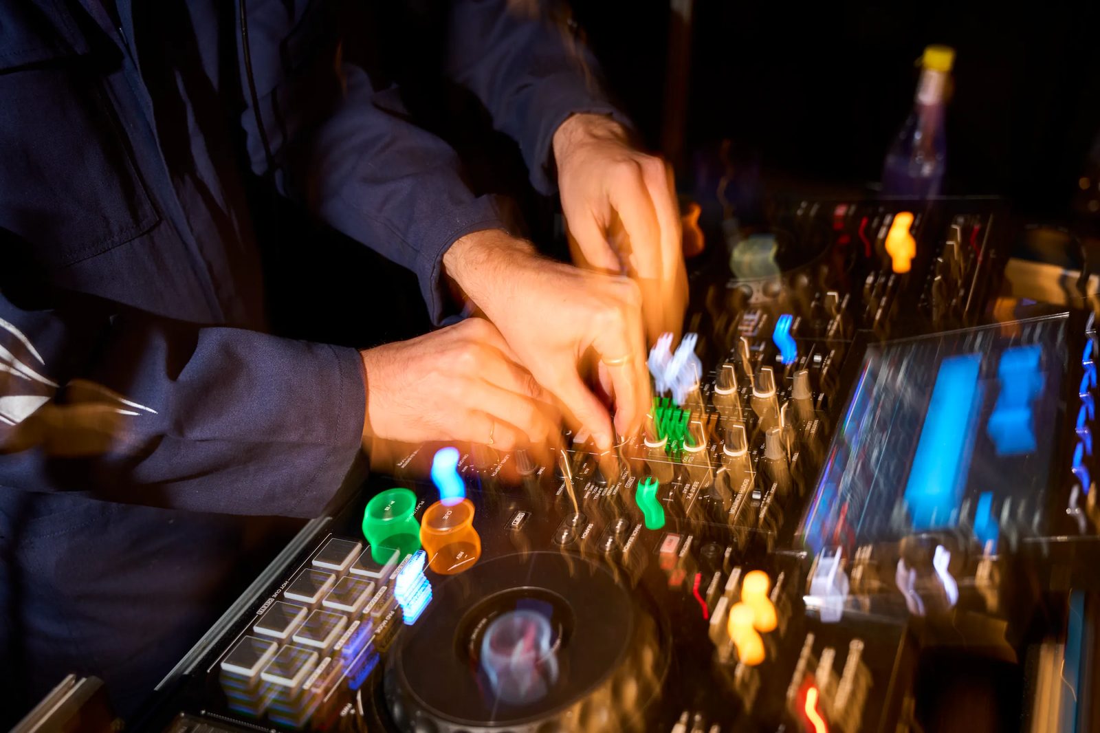 Mani su una consolle durante il DJ set