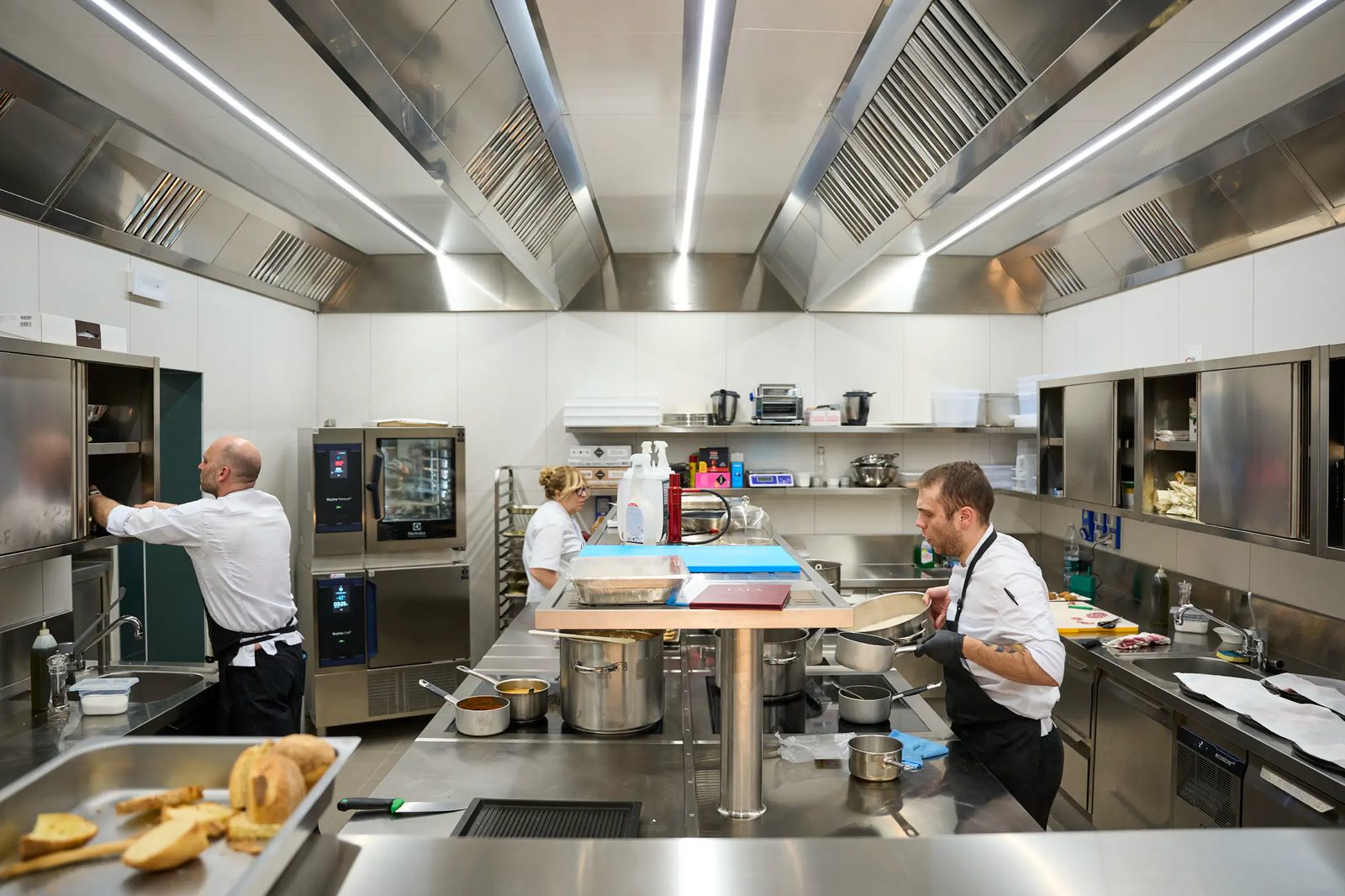 Das Küchenteam bei der Arbeit während des Abendessens im FATA Ristorante in Triuggio.