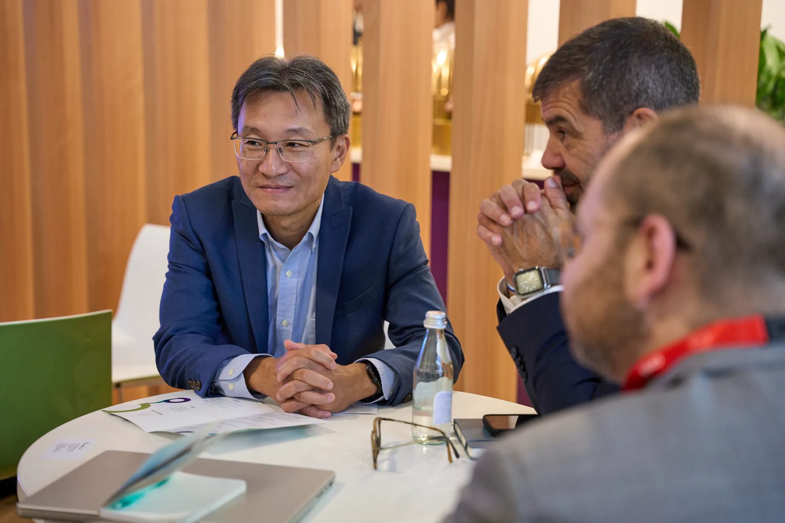 B2B meeting at an exhibition stand table