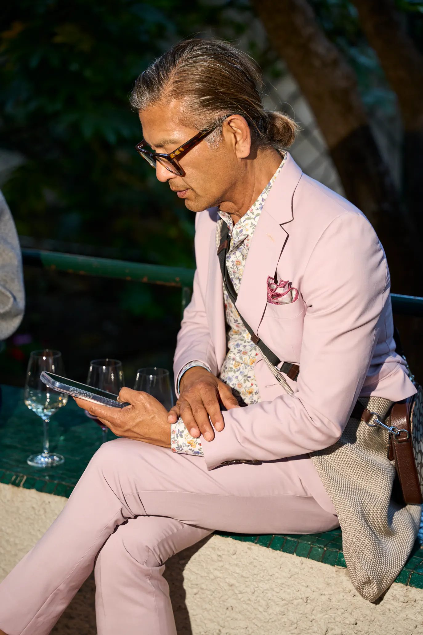 Ospite seduto in giardino durante la serata