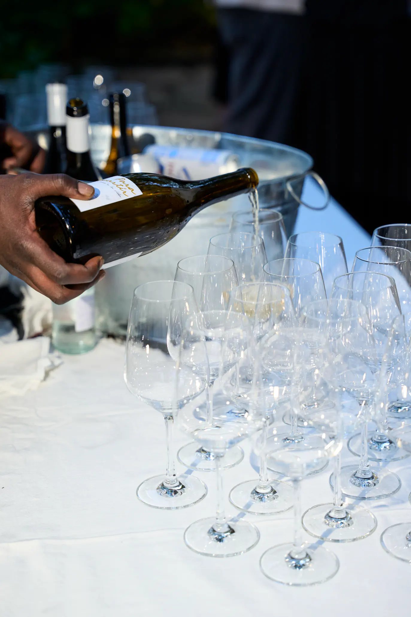 Servizio del vino e calici pronti per il ricevimento