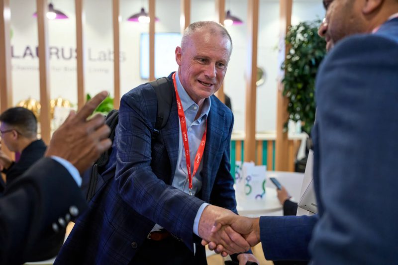 Geschäftliche Begegnungen am Messestand von Laurus Labs während der CPHI 2026.