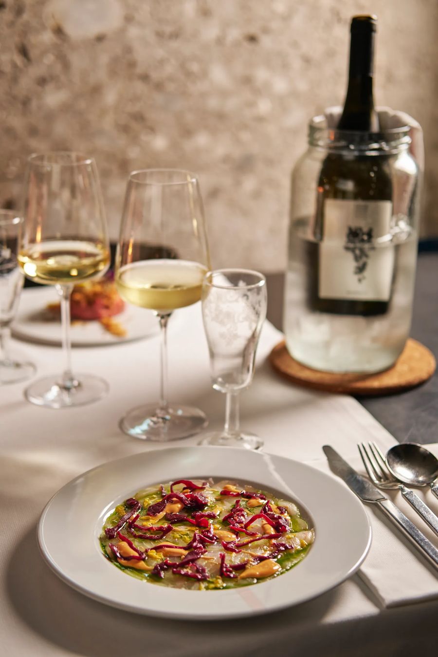Ravioli con salsa verde di erbe e riduzione di barbabietola, calice di vino bianco — pasta fine dining, fotografo food Potafiori Milano