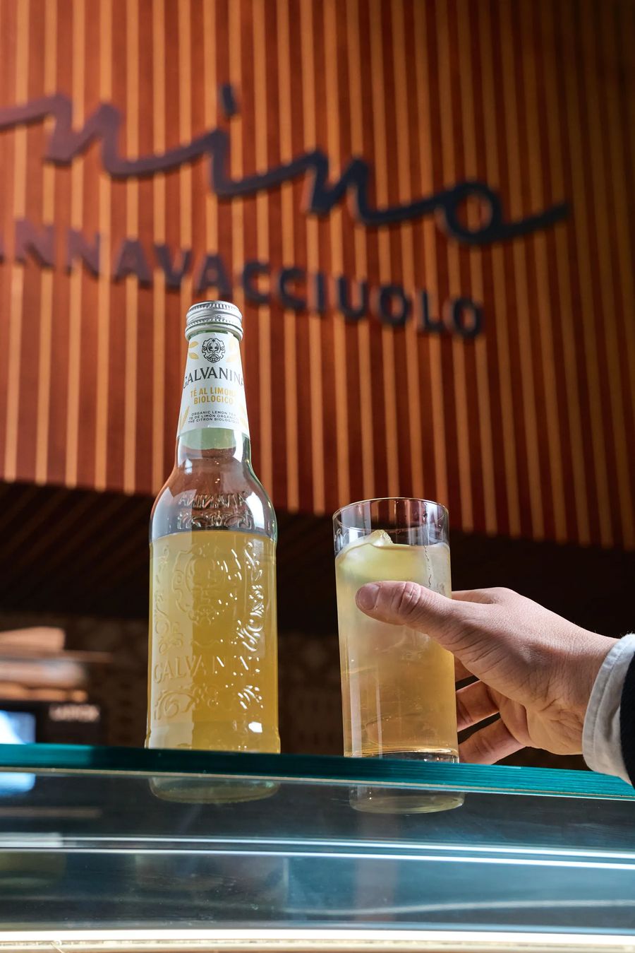 Tè al limone biologico Galvanina servito in ristorante Nino Cannavacciuolo — fotografia bevande ristorante stellato Milano Lombardia