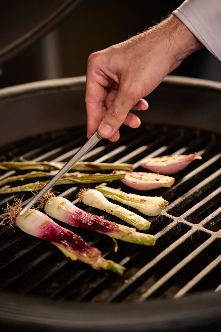 Pancetta croccante che sfrigola nella padella in cucina professionale — backstage cottura, fotografo food ristorante FATA Lombardia