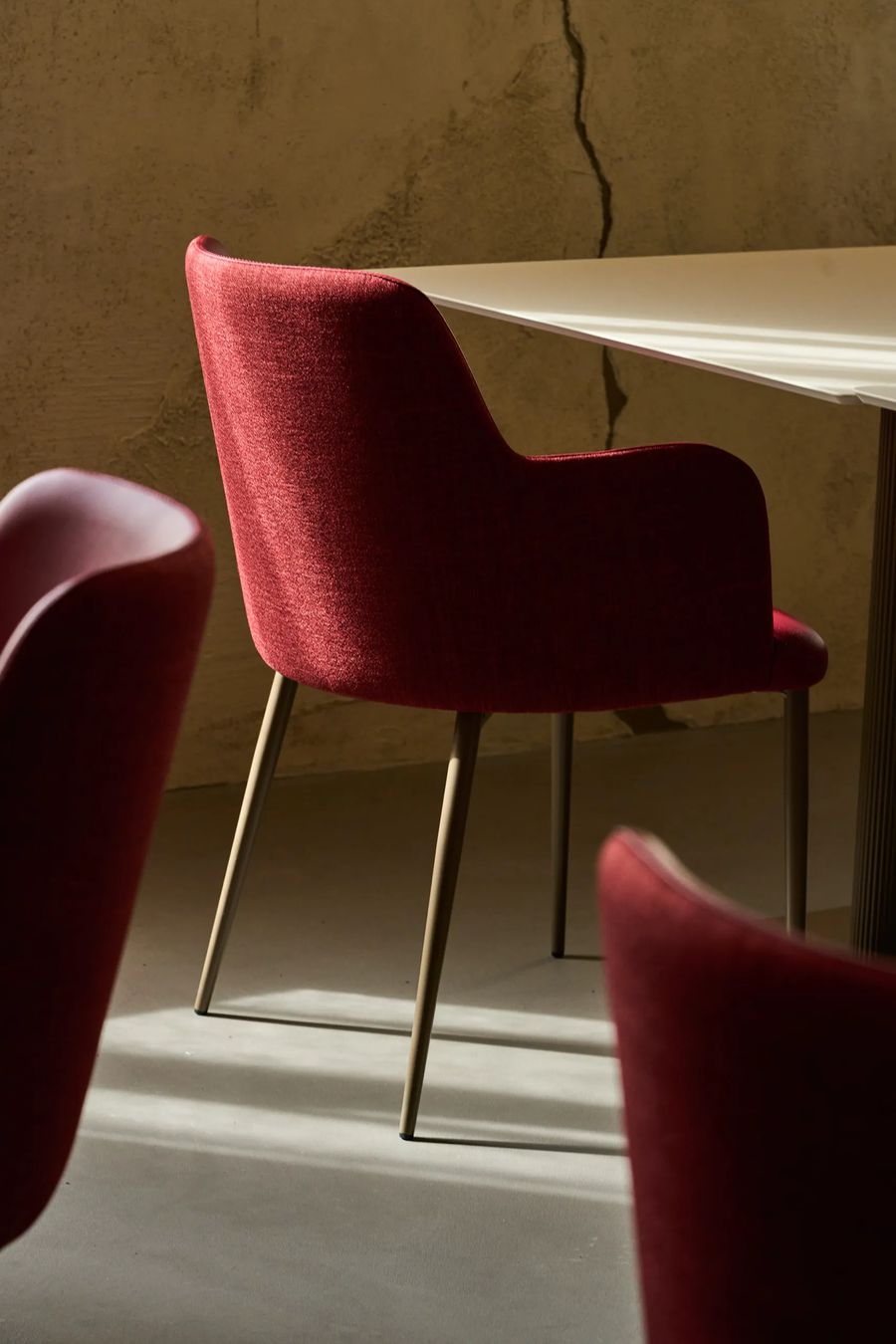 Poltrona di velluto bordeaux e tavolo in marmo bianco — interior design sala ristorante FATA, fotografia ambientazione ristorazione Milano