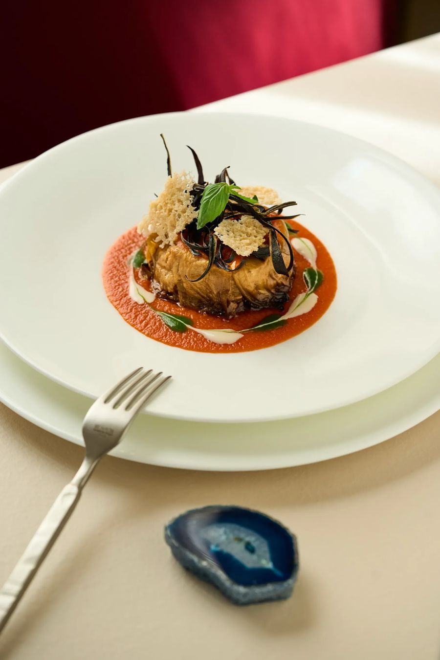 Baccalà brasato con salsa di peperone rosso, chips di nori e pane su piatto bianco — fotografo piatti di pesce ristorante FATA Milano