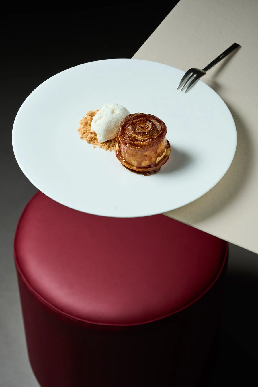 Tatin di mela caramellata con gelato alla vaniglia e crumble — dessert fine dining, ristorante FATA, fotografo food Milano